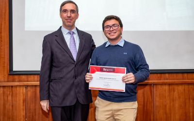 El Jefe Docente, Prof. Xavier Emery, junto al alumno destacado Roberto Acuña.